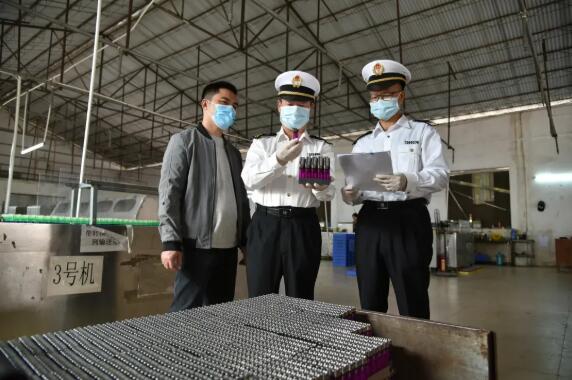 <a href='http://m.aqrcom.com' title='危險(xiǎn)品運(yùn)輸' >危險(xiǎn)品運(yùn)輸</a>